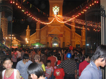 Tụ[-]tập[-]tại[-]nhà[-]thờ[-]chờ[-]giây[-]phút[-]Chúa[-]giáng[-]sinh[-](Ảnh:[-]Bạch[-]Dương).